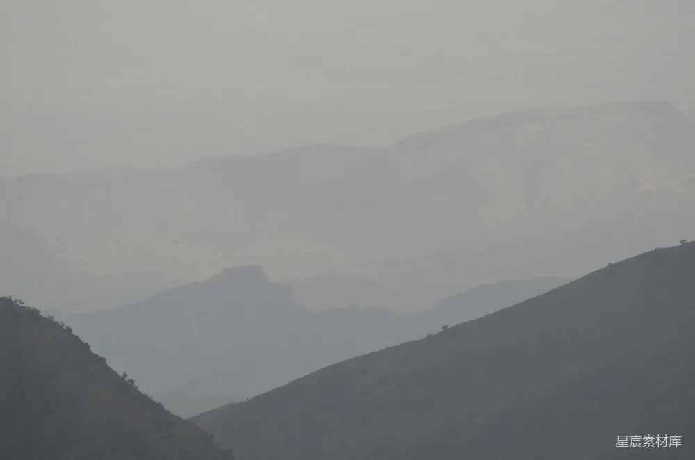 高清摄影 远处层峦叠嶂的山峰逐渐隐去。