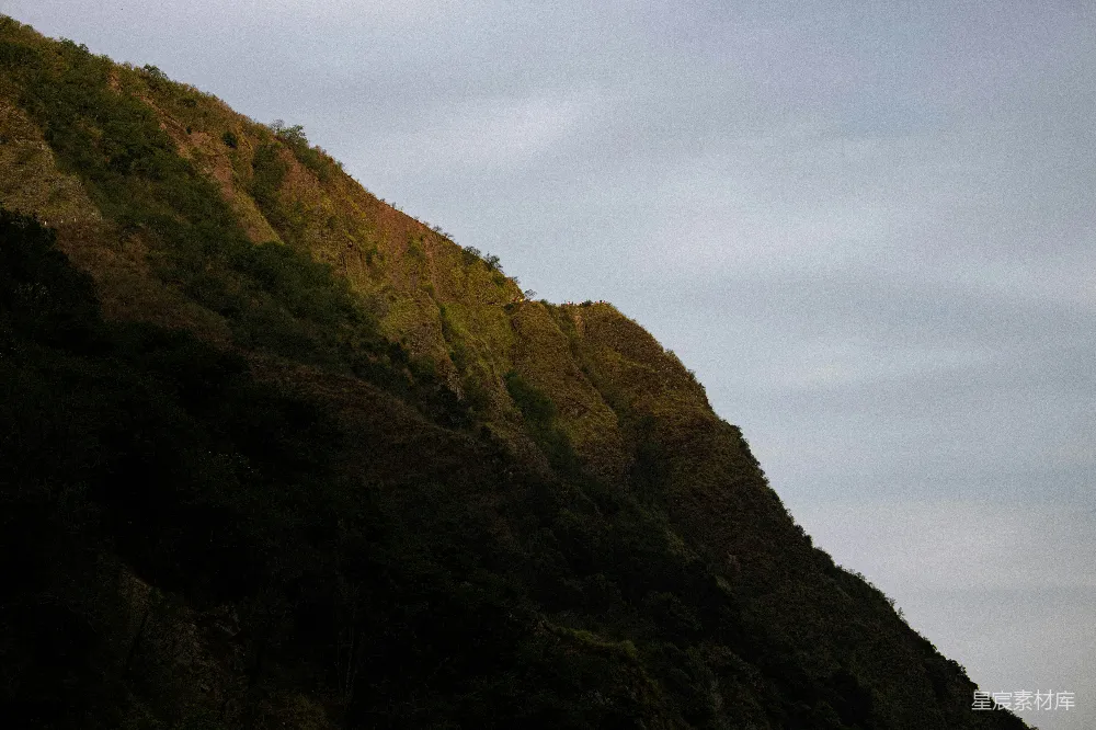 高清摄影  白天绿山与褐山在白云下