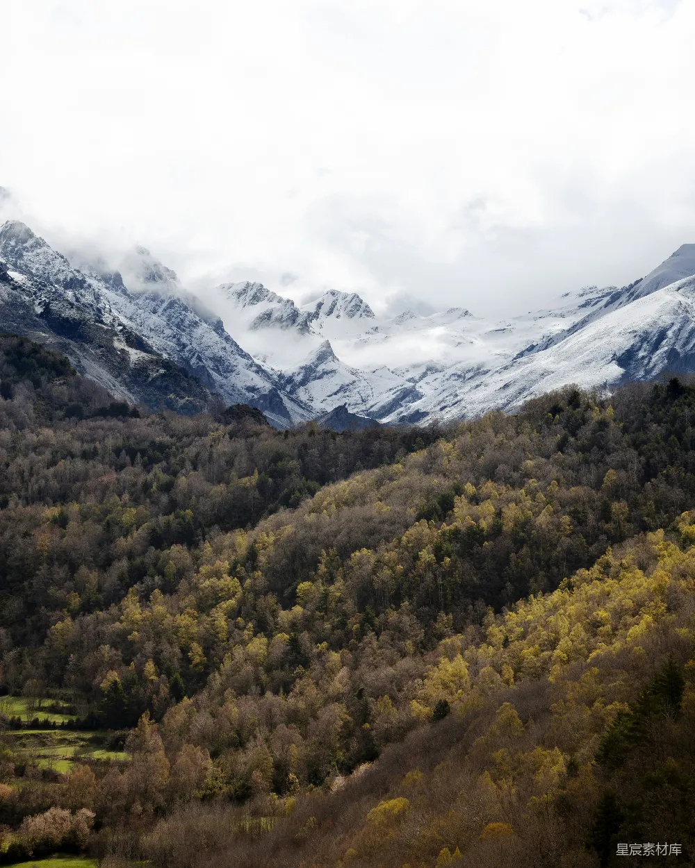 高清摄影  一幅覆盖着白雪的山峦景象
