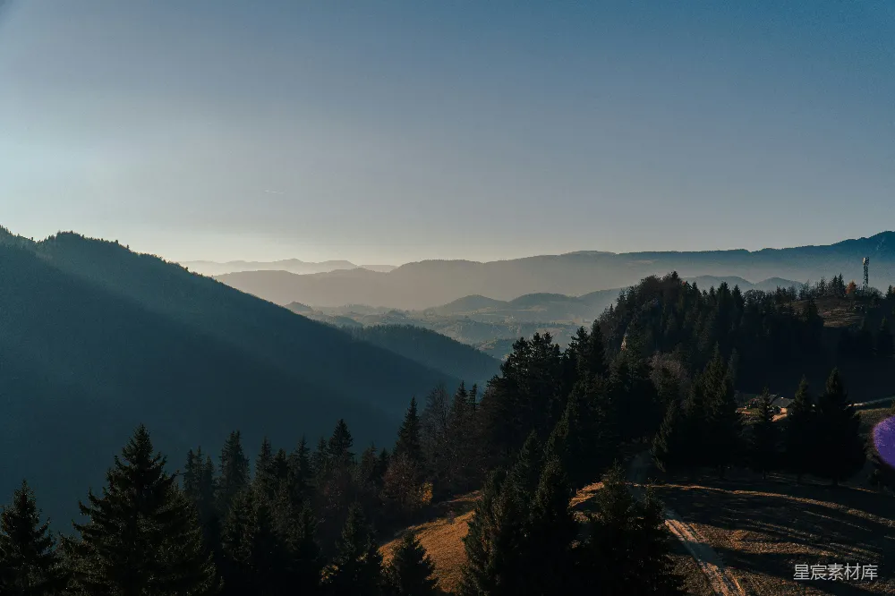 高清摄影 自然 山峦之间有树木和山脉的远景