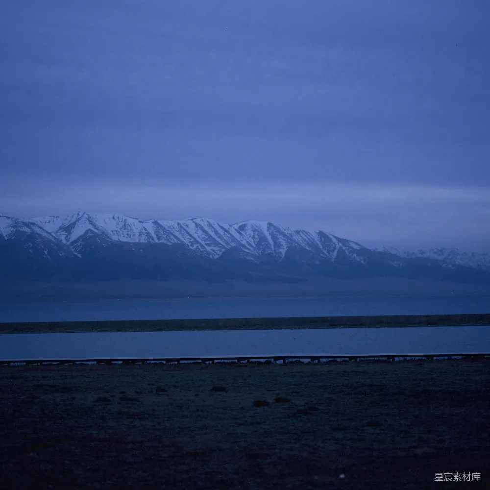 高清摄影 皑皑白雪环抱着湖面，在一片暗夜中静谧。