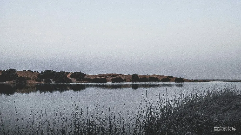 高清摄影 棕色山脉傍着地表水域在白天