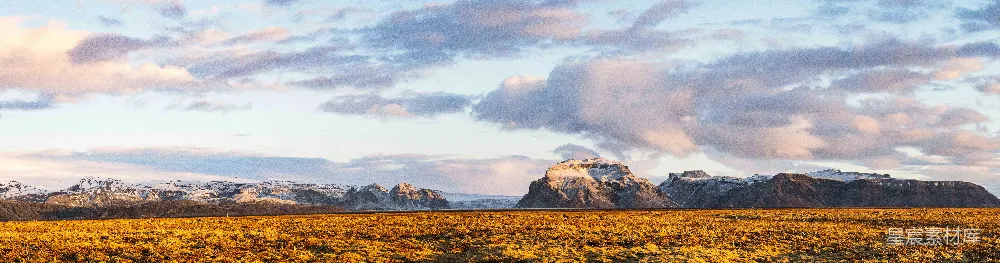 高清摄影 金色田野远处山峦在阴云之下。