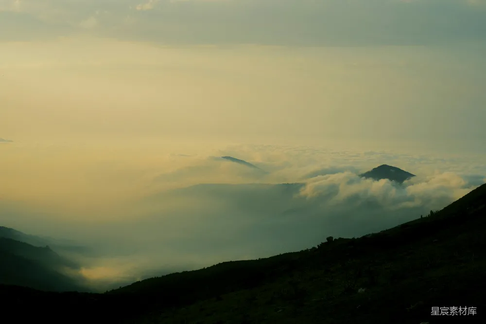 高清摄影 云海中的山峦