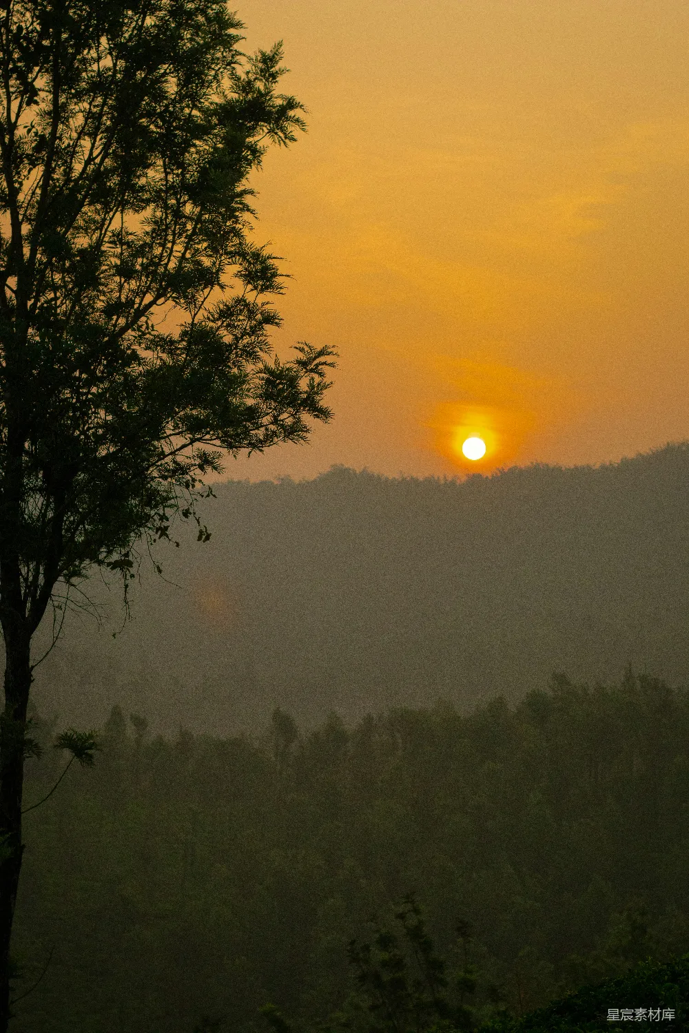 高清摄影 山峦之上，夕阳西下