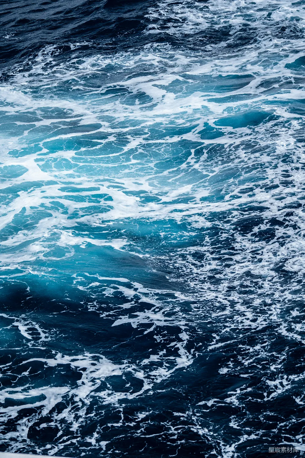 高清摄影 波涛汹涌的海浪带着泡沫