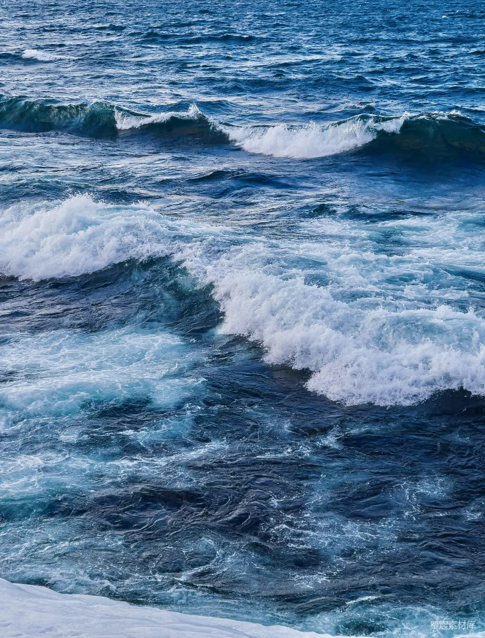 高清摄影 壁纸 自然 白天海浪拍打在海岸上