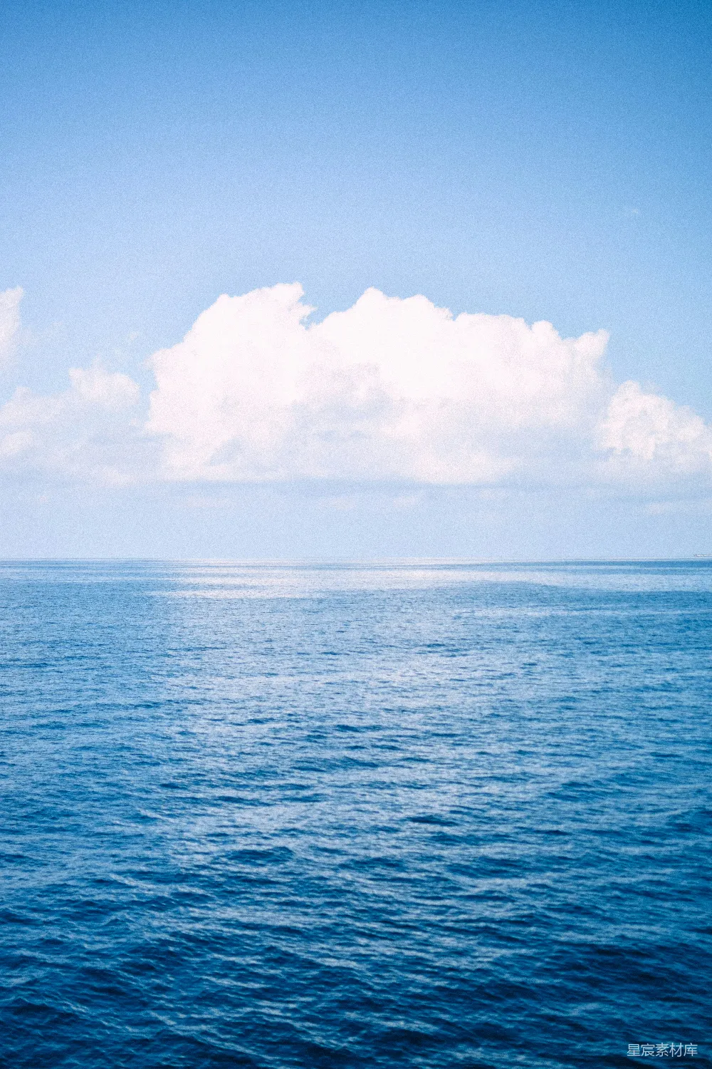 高清摄影  一大片水体在阴云密布的蔚蓝天空下