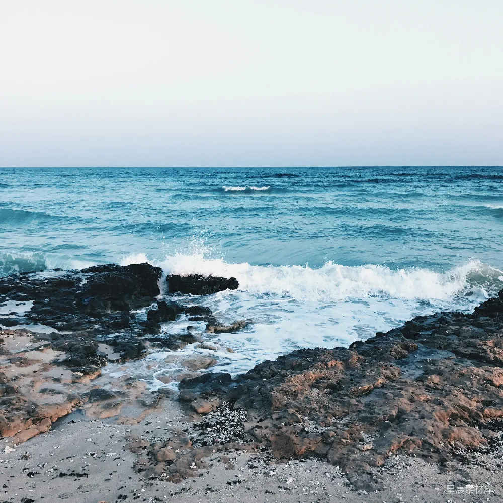 高清摄影 岩石嶙峋的海边，海水时进时出。