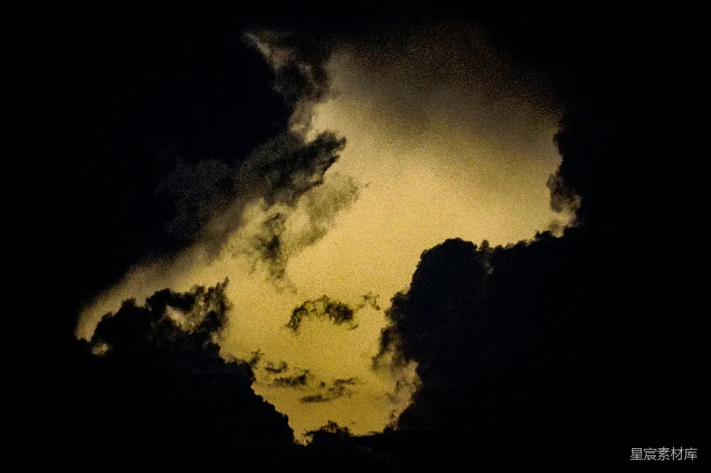 高清摄影 夕阳下的乌云 illuminating with golden hues