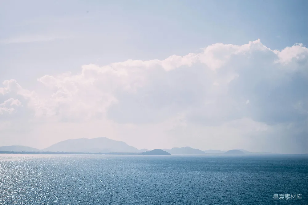 高清摄影  山峦近处水域的全景摄影