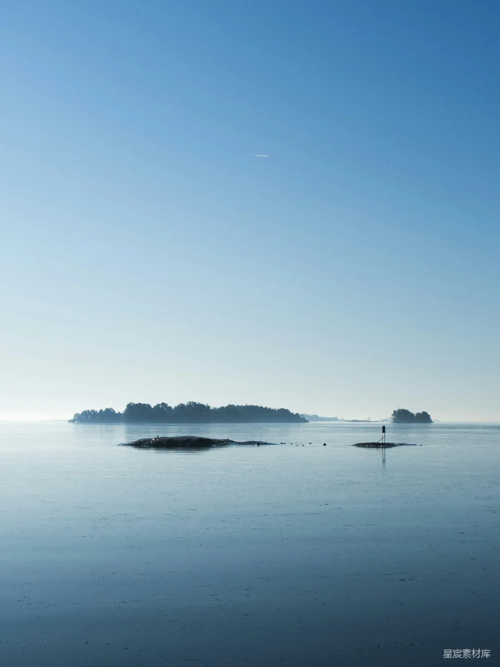 高清摄影 自然 蓝天下的水面在白天