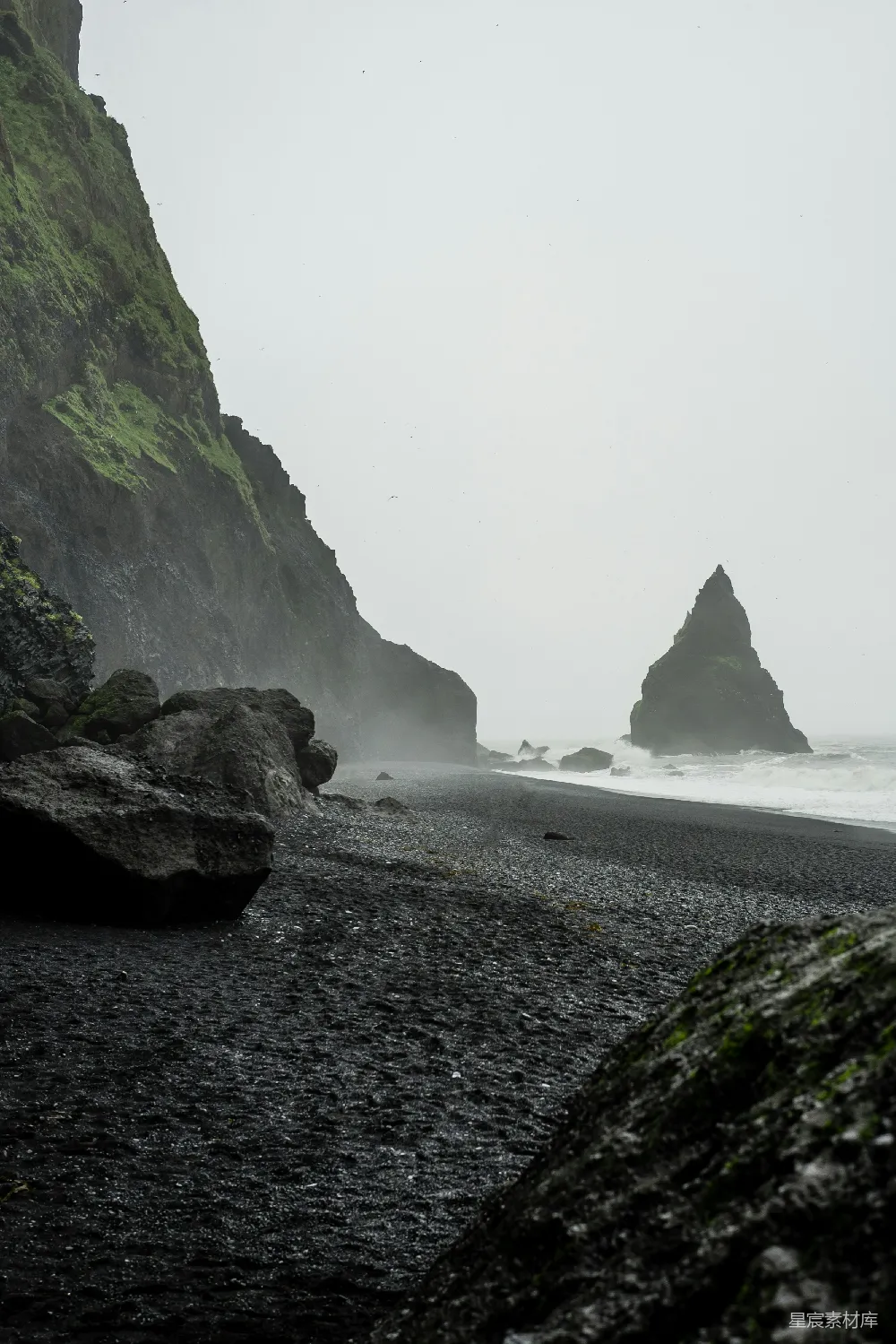 高清摄影  海边湖泊附近黑石 formations 的 landscape 照片