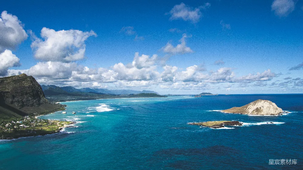高清摄影  白天蓝海上空有白云和蓝天的景象