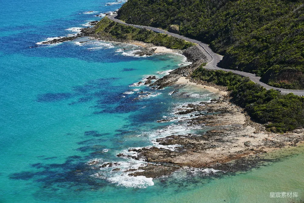 高清摄影  海滩和公路的空中俯视图