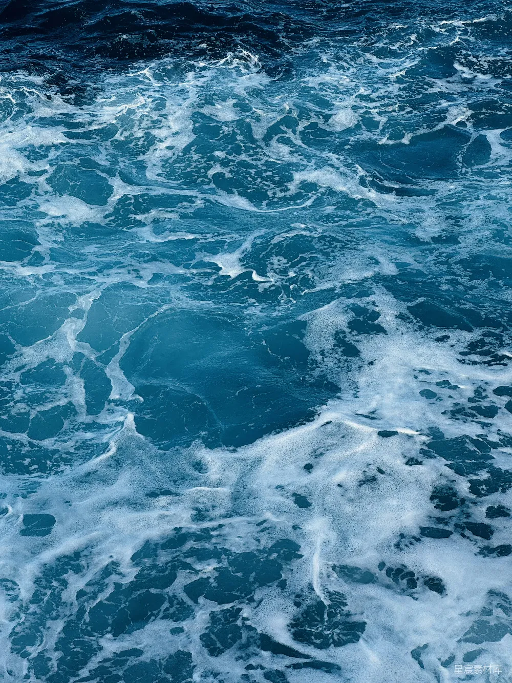 高清摄影 湖中一艘小船