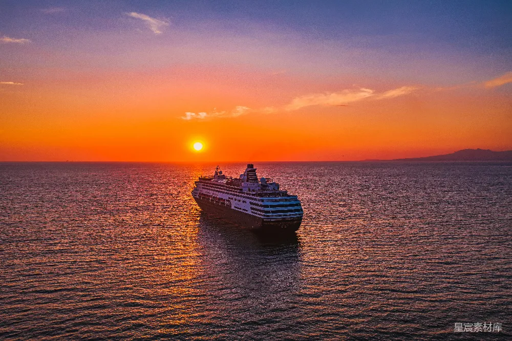 高清摄影 夕阳下海上的白船和黑船