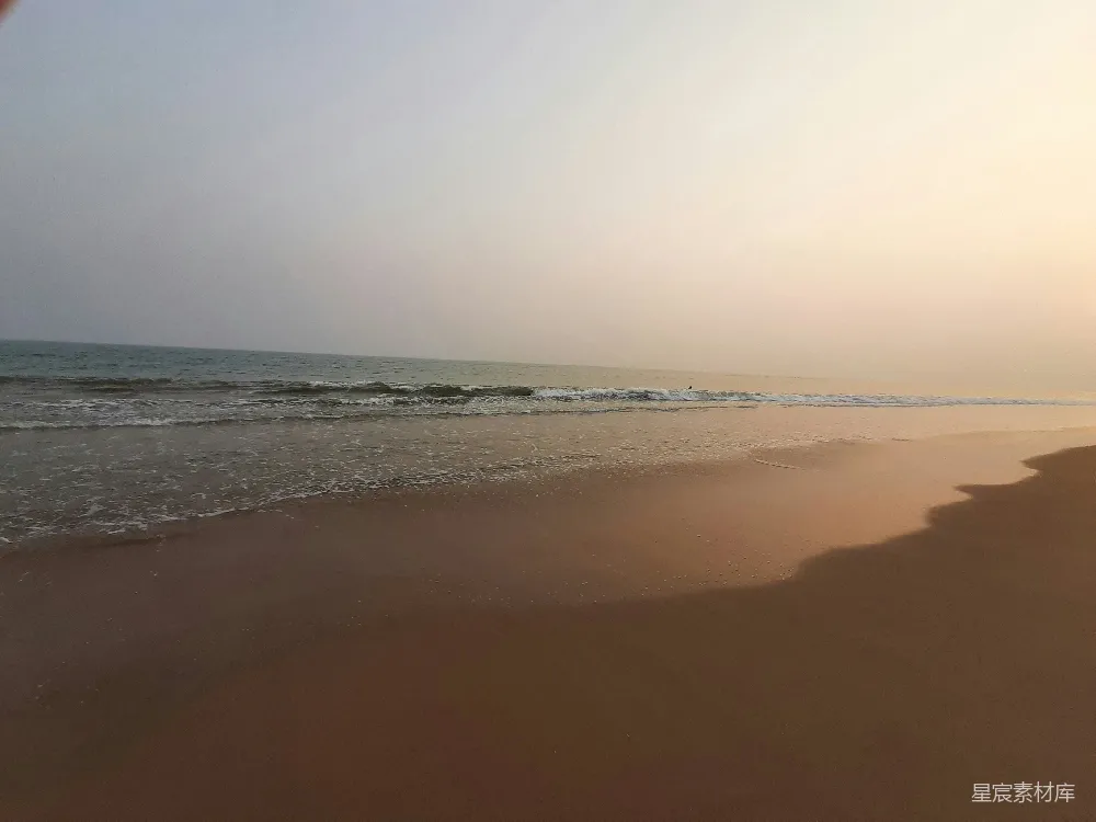 高清摄影 自然 一片沙子海滩，波涛汹涌