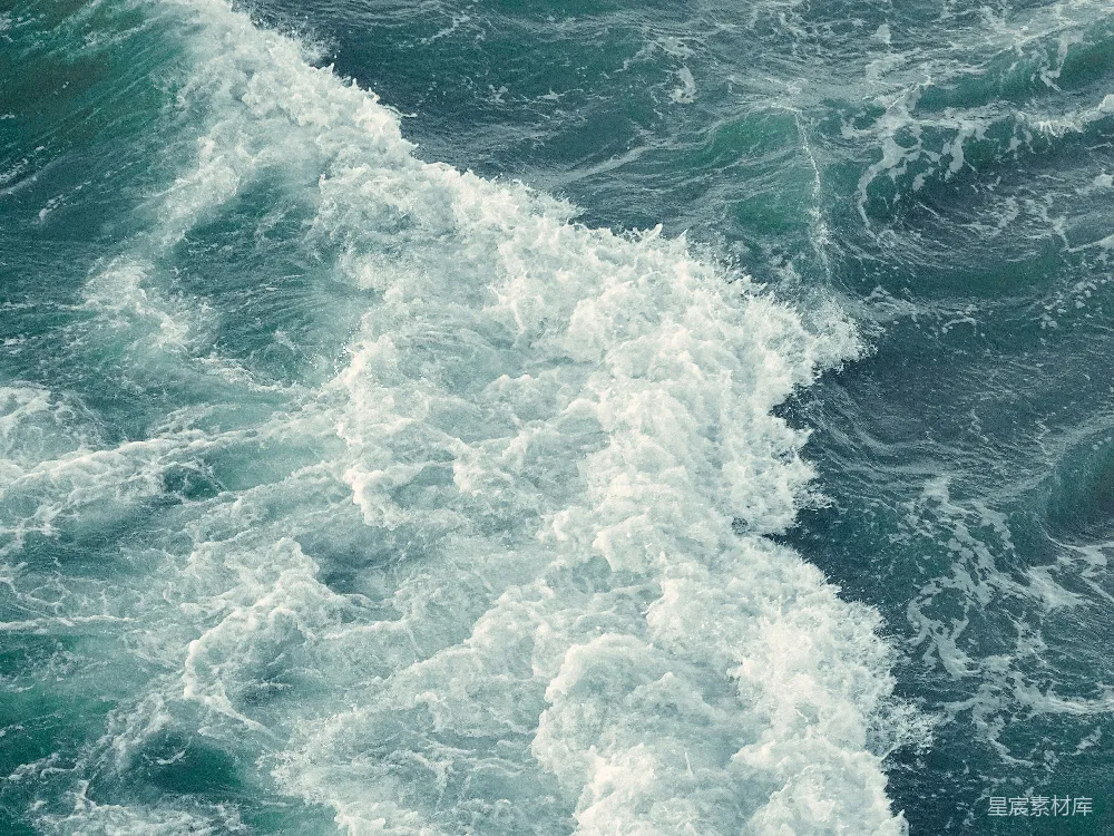 高清摄影 海边白天海浪拍打在岸边