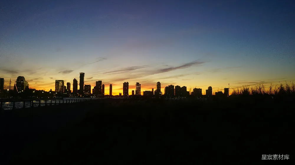 高清摄影 夕阳下的城市天际线
