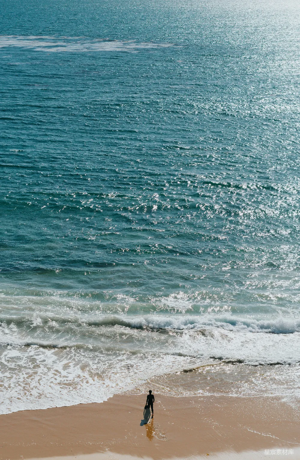 高清摄影  海边一个人背着冲浪板