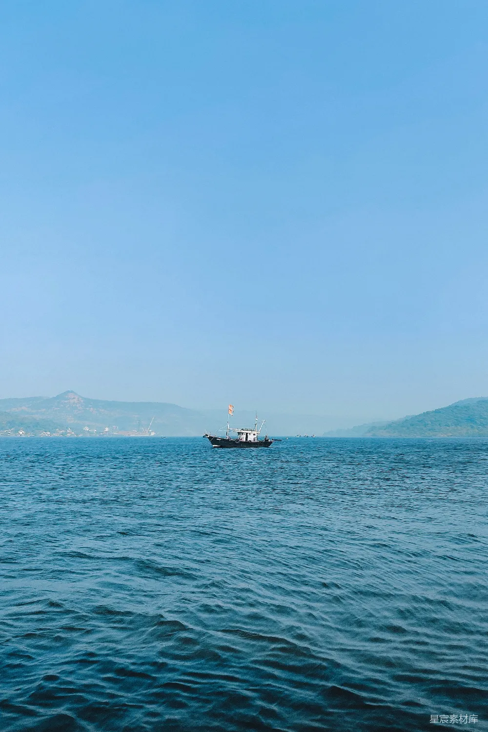 高清摄影 旅行 自然 壁纸 白天黑白色调的船在海上