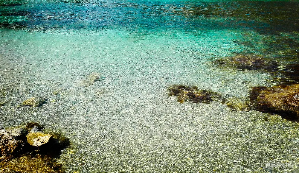 高清摄影 海滩上的棕色和黑色岩石