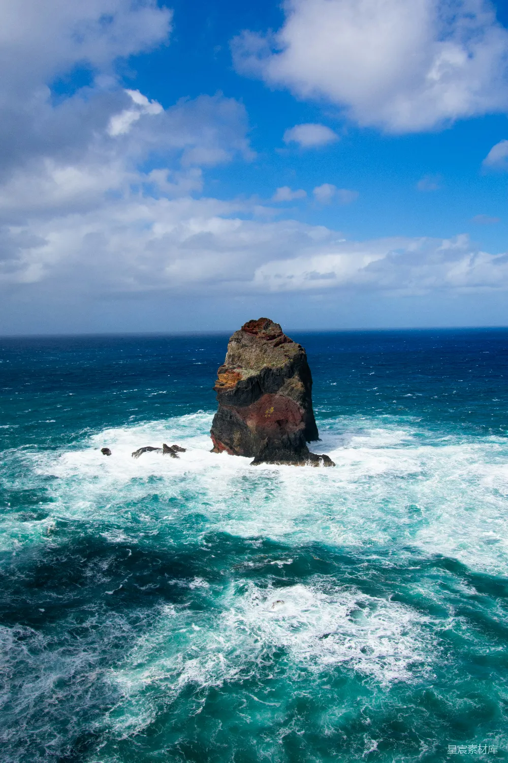 高清摄影  海洋中一块崎岖不平的岩壁