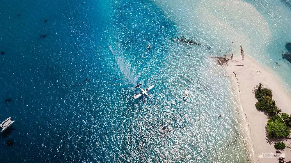 高清摄影  白天的海面上俯视人们冲浪的景象