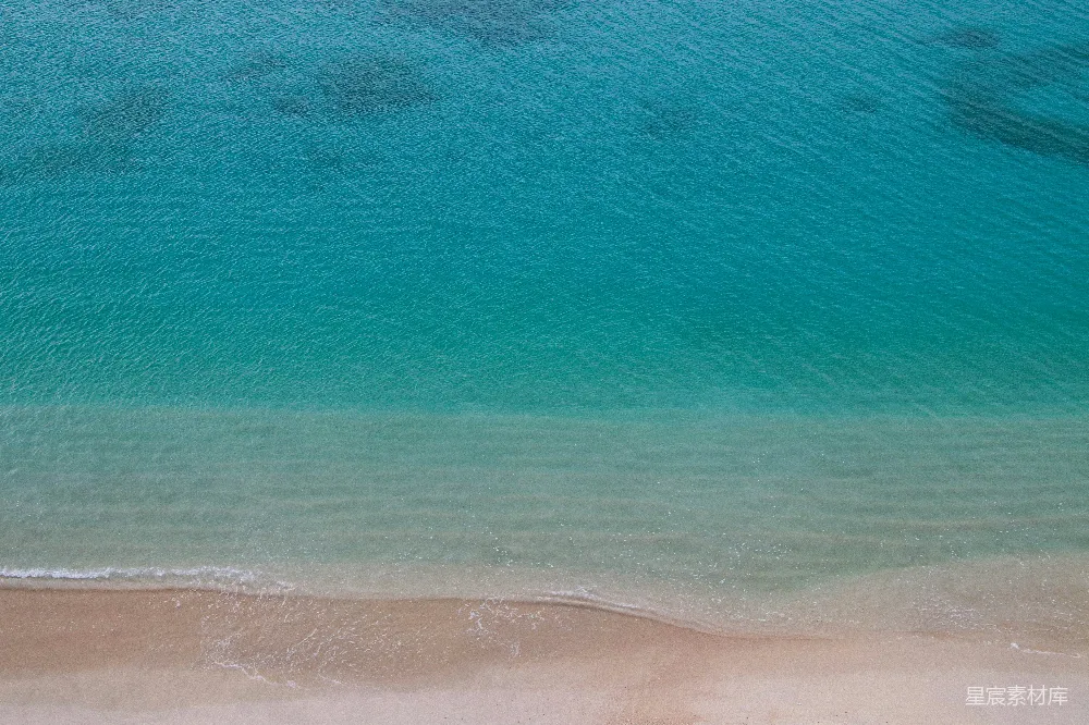 高清摄影 海滩上空的俯视图，有一艘船在水中。