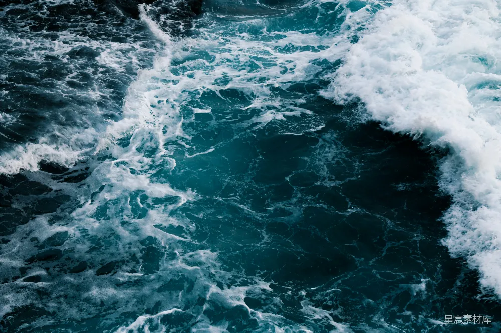 高清摄影 自然 白天海水波浪撞击岩石