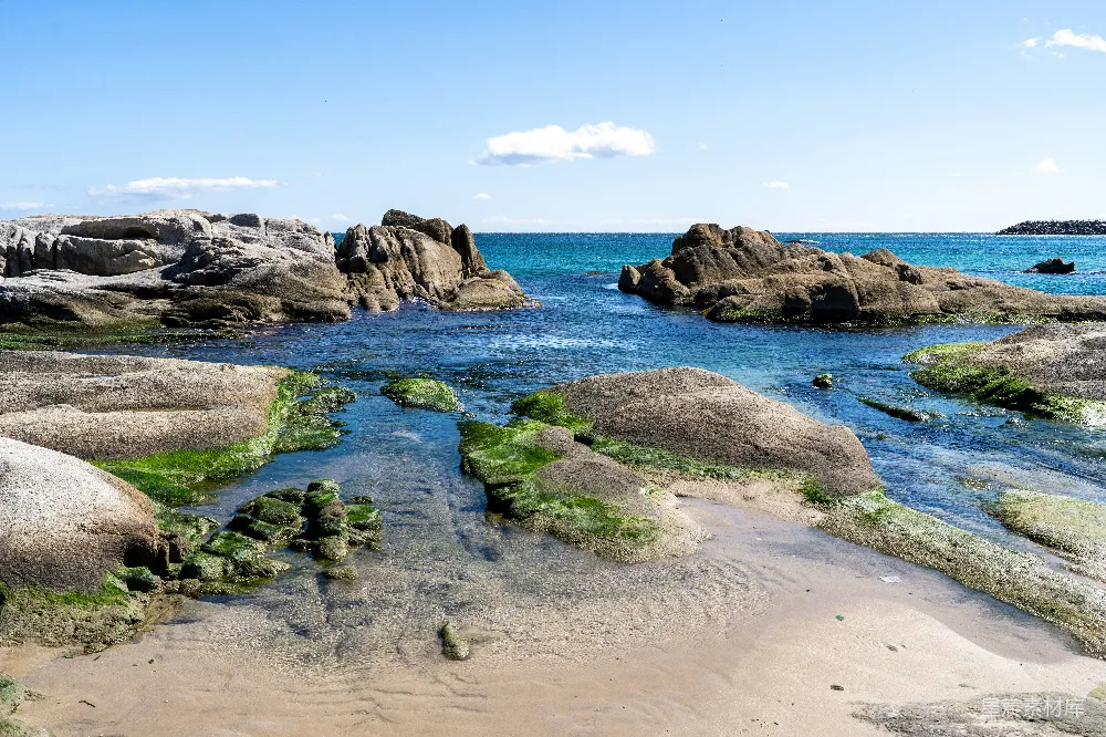 高清摄影  岩石嶙峋的海滩，碧水荡漾