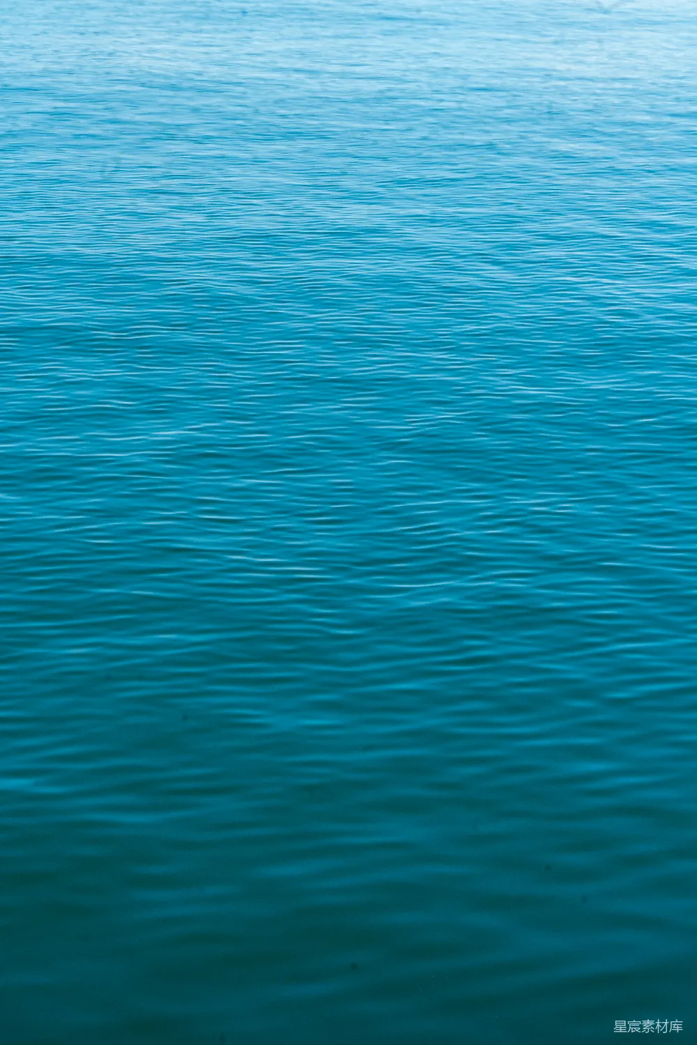 高清摄影 漂浮在大水面的一条船