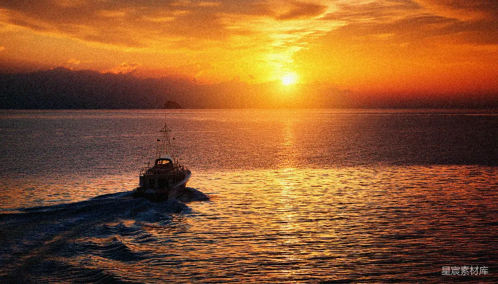 高清摄影 夕阳下航行在水面上的一艘船