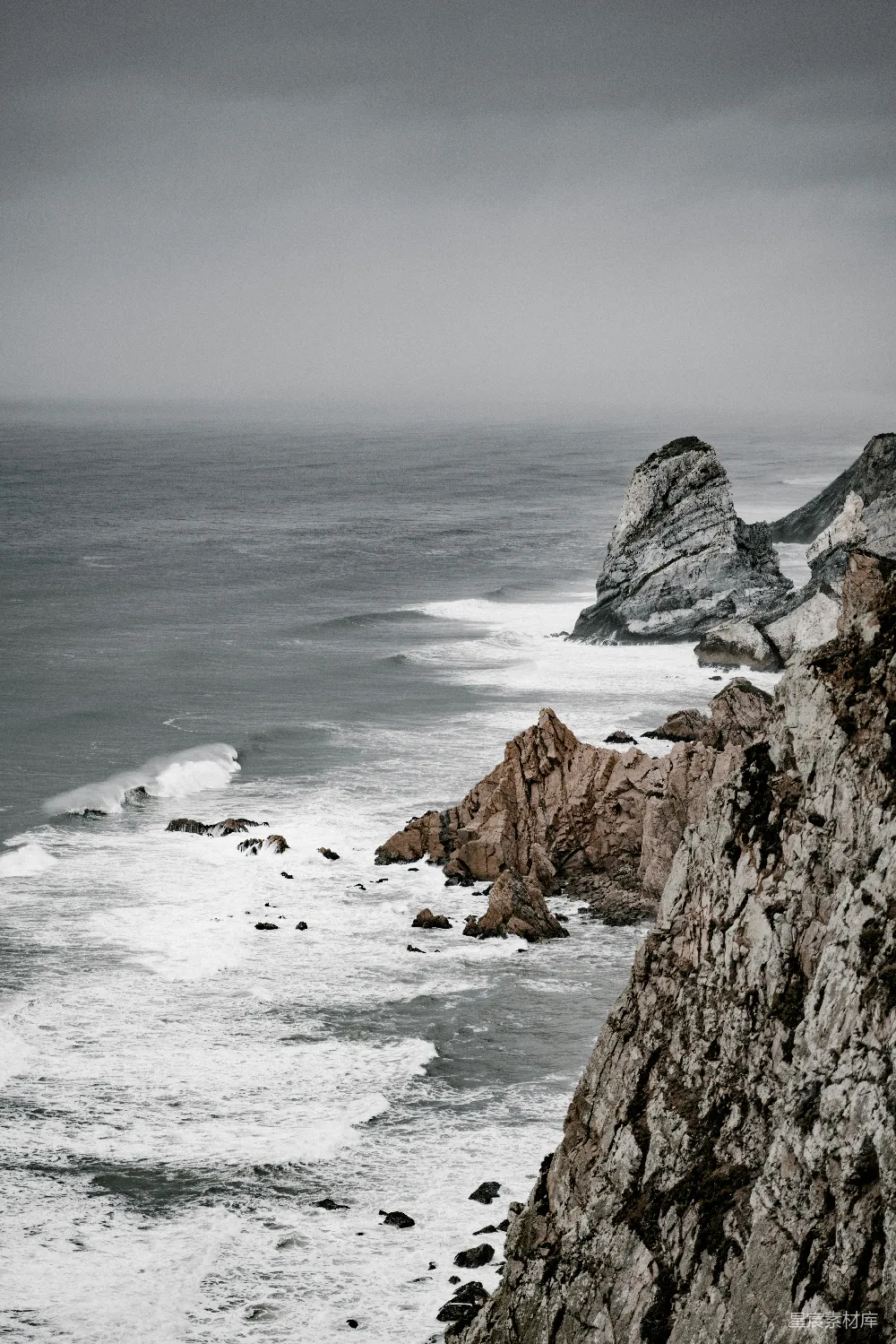 高清摄影  海浪与岩石岛在白天的景象