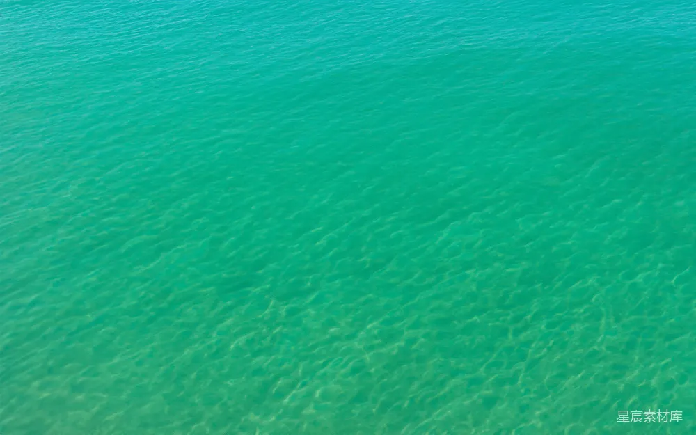 高清摄影 漂浮在一大片水体上的小船