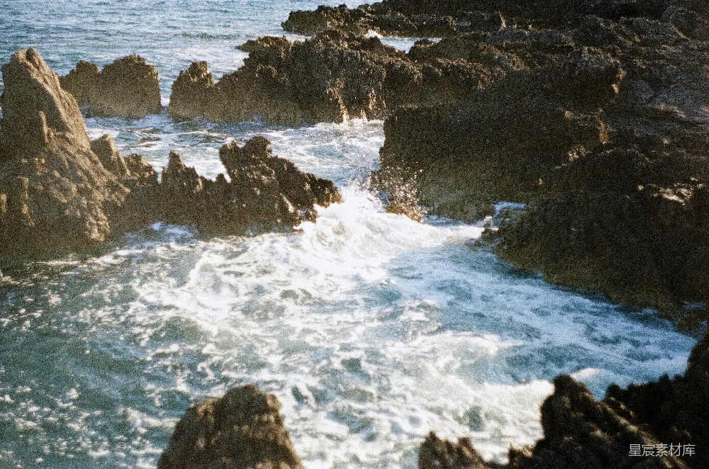 高清摄影  白天海浪撞击岩石的景象