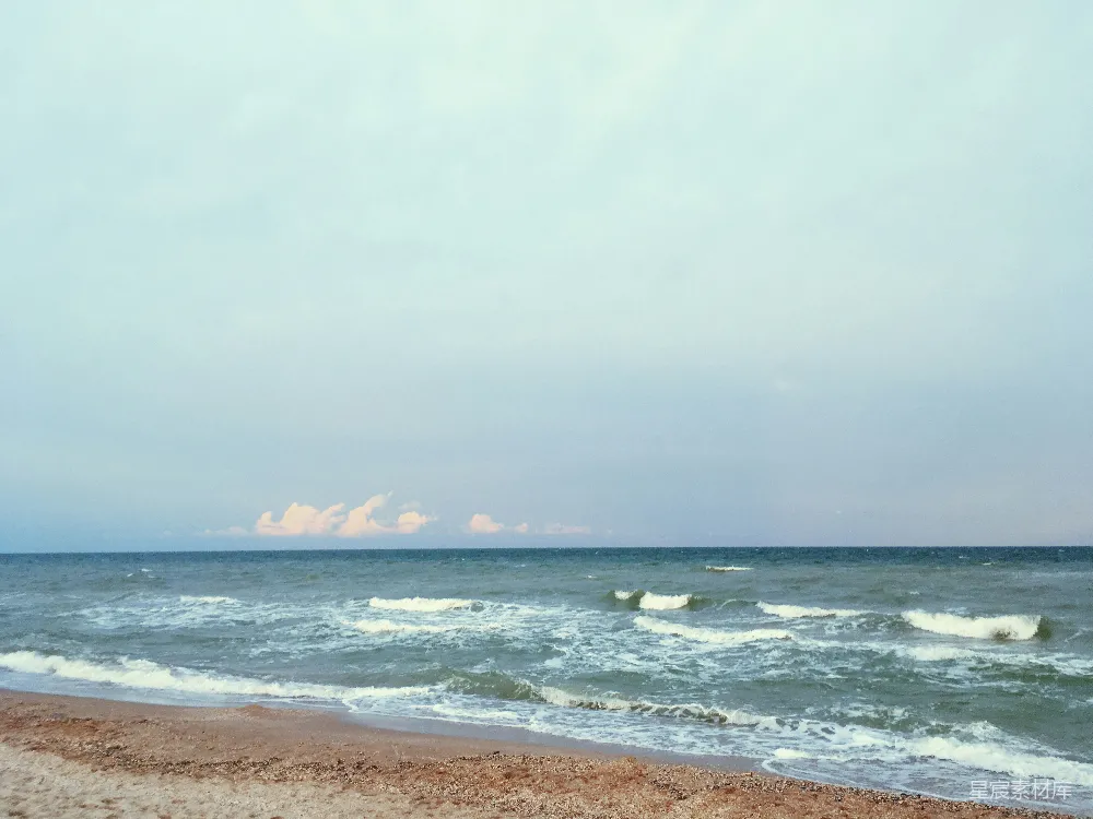 高清摄影 海浪在白天拍击海岸