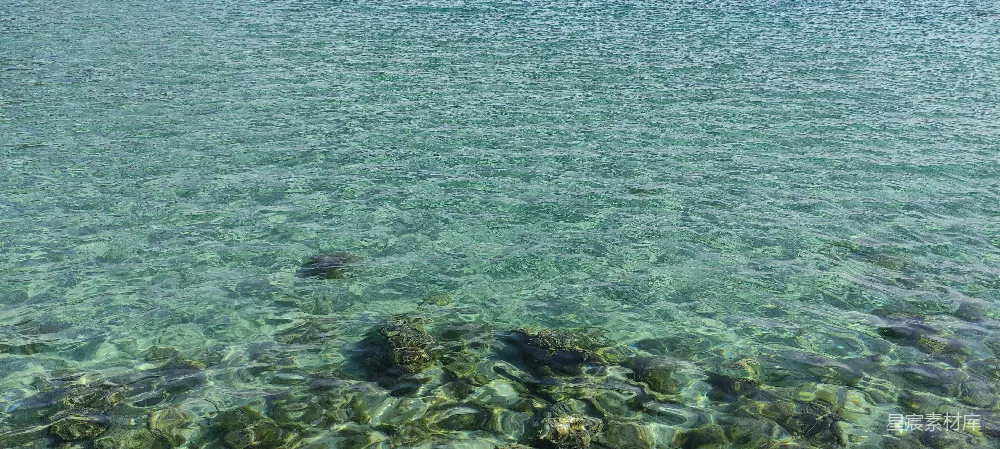高清摄影  一艘船漂浮在一大片水面上