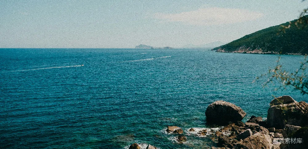 高清摄影 旅行 电影 一艘船在晴天的海洋中出航。