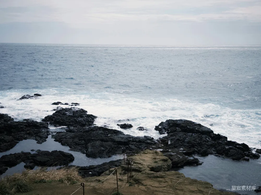 高清摄影 海浪拍打着岩石岸边和大海。