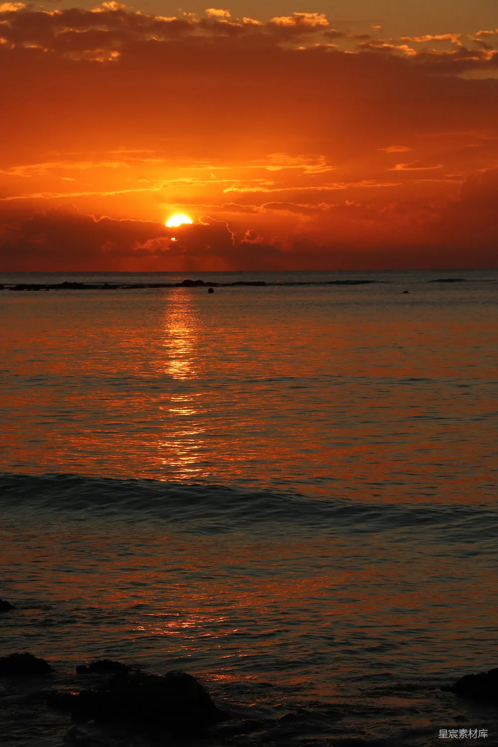 高清摄影 夕阳西下，海面上有一艘船在远处。