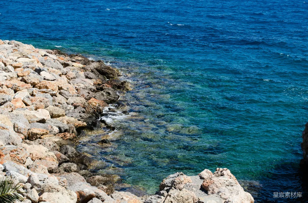 高清摄影 灰岩海岸，蓝色的海水
