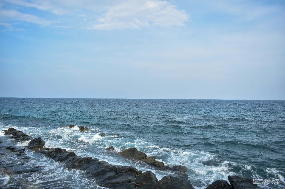 高清摄影 岩石海岸旁俯瞰大海的景象