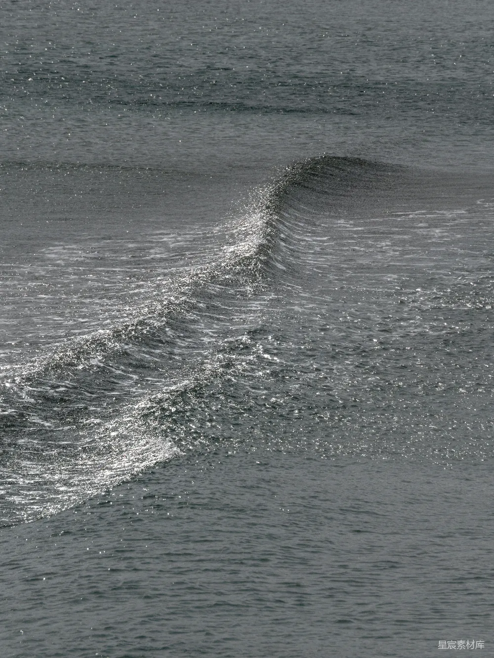 高清摄影 壁纸 一个男子骑在冲浪板上 surfing于波浪之上