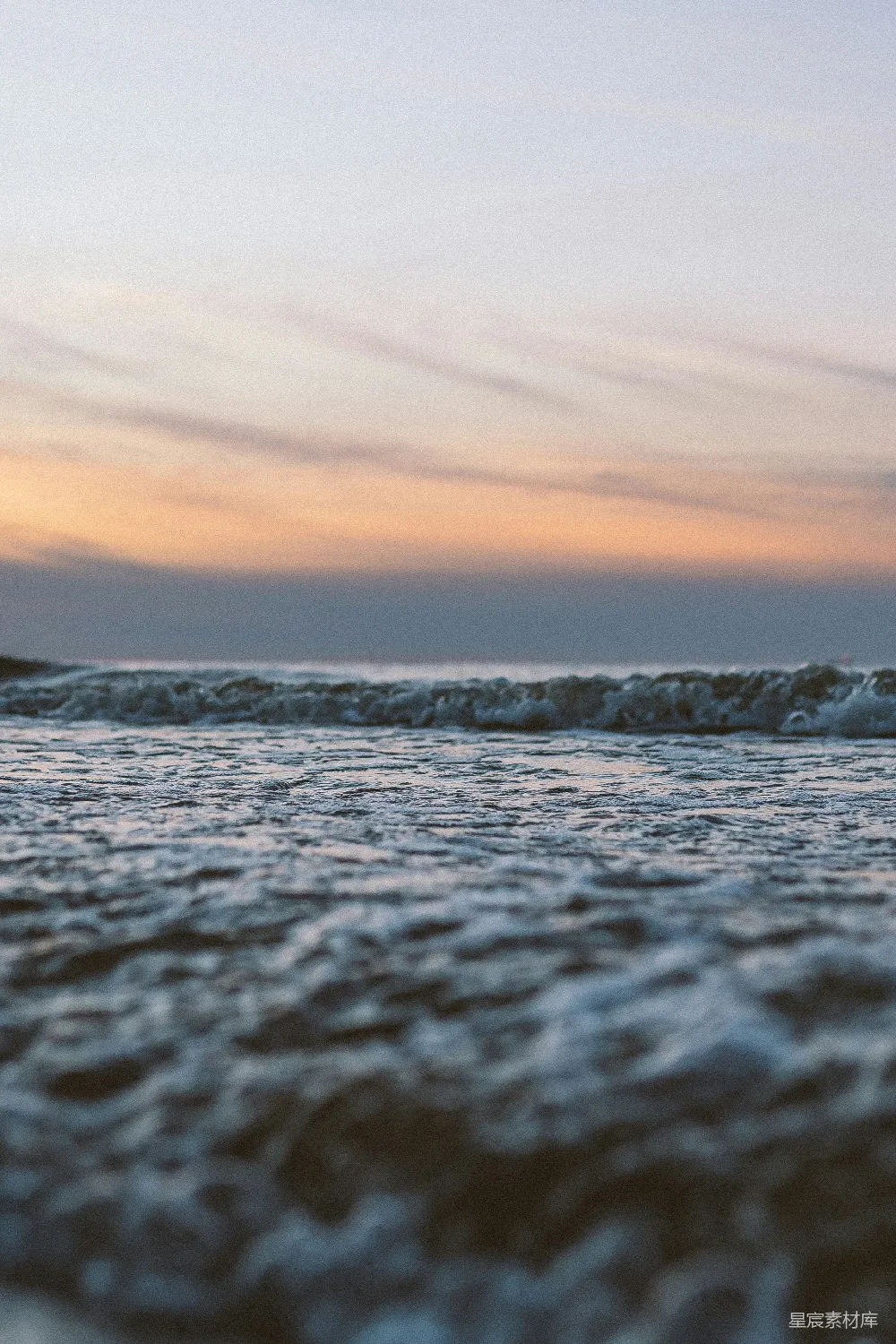 高清摄影  傍晚海浪拍打在岸边