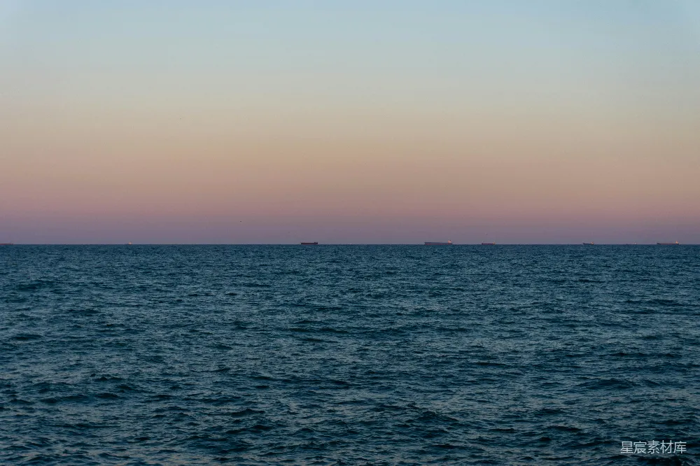 高清摄影 自然 夕阳西下时远方的船只在海平线上可见
