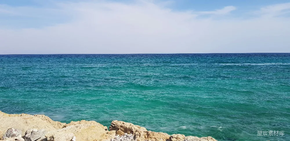 高清摄影 一片广阔的水域紧挨着岩石海岸