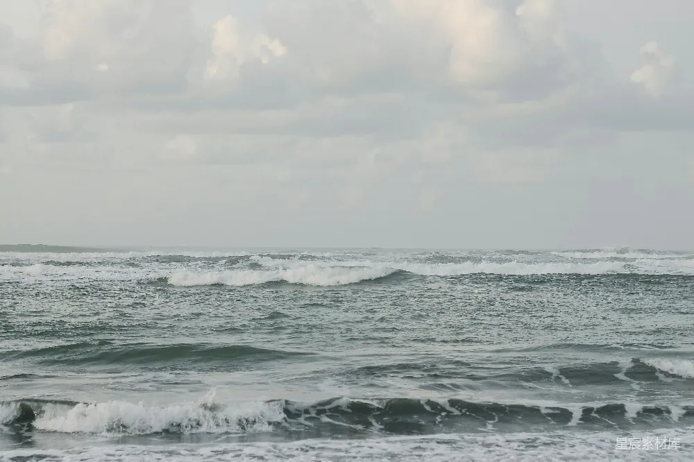 高清摄影  海浪在阴沉的天空下拍击