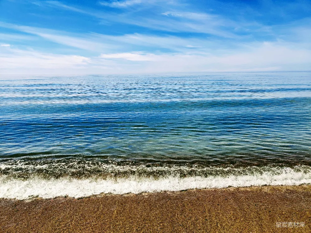 高清摄影  海浪在白天拍打海岸